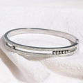 Gros plan d'un bracelet en acier titane argenté à double rangée de cristaux brillants - Bracelet Jonc Argent Double Couche à Diamant Coulissant (Style 8)