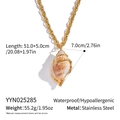 Vista detallada del collar de acero dorado con medidas del colgante de caracol natural - Estilo de Concha Natural Única (YYN025285)