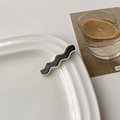 Detail of a wavy checkerboard hair clip in black marble texture on a white tray - 5# Black Marble Ink Wave
