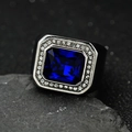Anello da uomo con gemma blu quadrata, contorno di diamanti argento e fascia nera larga - US 11 / Pietra preziosa blu / Argento