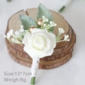 Weiße Rose Hochzeitsanstecknadel mit Blättern und Goldperlen auf Holzscheiben - Creme