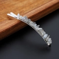 Dettaglio di un fermaglio per capelli in metallo argento con pietre naturali e cristalli - Labradorite grigia con clip d'argento