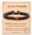 Dettaglio di pietre laviche e occhio di tigre su un bracciale intrecciato fatto a mano - Bracciale in Occhio di Tigre e Pietra Lavica + Carta Double Protection (Con carta)