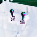 Primer plano de piercings de acero arcoíris con circonitas blancas redondas brillantes - Colorido