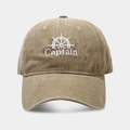 Primer plano de gorra vintage caqui con bordado blanco de timón y texto de capitán - Ajustable / Caqui