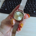 Dettaglio dell'orologio quadrato al quarzo oro rosa con cinturino in maglia metallica - Oro