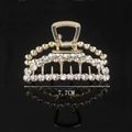 Détail macro de la pince à cheveux dorée de 7,7cm avec strass et reflet miroir luxueux - Full Strass Grande Lune 7.7CM Pince à Cheveux