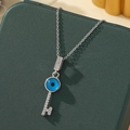 Collier clé œil bleu en argent avec zircons blancs et perle centrale bleu foncé - A29-argent