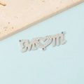 Ciondolo MOM in argento lucido con cuore di strass su sfondo azzurro chiaro, dettaglio - Tono Argento Connettore MOM
