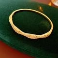 Dettaglio di bracciale placcato oro con zirconi cubici su scatola di velluto - Oro