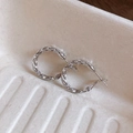 Primer plano detallado de pendientes de aro plateados con textura de metal trenzado - Plateado (1,4 cm de diámetro)