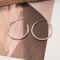 Dettaglio di orecchini a cerchio in argento lucido su una rivista e pietra per un look moda - Argento Piccolo (3cm)