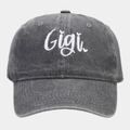 Détail de la broderie Gigi sur casquette de baseball en coton lavé gris foncé vieilli - Réglable / Gris
