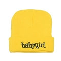 Dettaglio ravvicinato del berretto in maglia gialla con ricamo babygirl nero corsivo - M(56-58cm) / Giallo