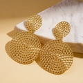 Dettaglio di orecchini geometrici dorati su una base in pietra di marmo bianco - Lega/Perno in argento sterling 925 / Oro