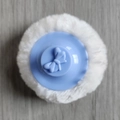 Piumino da cipria bianco rotondo con manico in plastica blu e decoro a fiocco - Piumino da cipria singolo / Manico blu