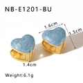 Blaue Marmor Emaille Herz Huggie Ohrringe mit Goldbasis Abmessungen und 6,1g Gewicht - Blaues Relief Herz Stil (NB-E1201-BU)
