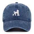 Dettaglio cappello in cotone lavato blu navy con ricamo a silhouette di barboncino - Blu Notte