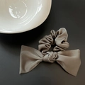 Elegante coletero de seda verde oscuro con lazo y una textura suave y brillante - Gris Café