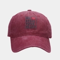 Détail de la casquette vintage en coton bordeaux avec imprimé coeur et lettres - Réglable / Bordeaux