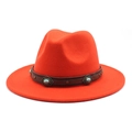 Détail d'un chapeau fedora rouge en laine avec ceinture bohème ornée de pierres turquoise - Rouge Orangé