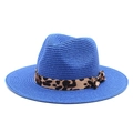 Détail du chapeau de paille bleu avec ruban à motif léopard et nœud décoratif - M (56-58cm) / Bleu