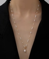 Collana con pendente in perla barocca, catena dorata e chiusura OT su abito nero - Collana In Oro Con Pendente Di Perle d'Acqua Dolce