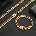 Vista detallada del conjunto de collar y pulsera de cadena cubana bañada en oro - 7mm de Ancho/Collar de 20 Pulgadas / Dorado