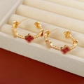 Pendientes de aro en C bañados en oro de 18k con textura de cuentas y tréboles - Pin de Plata-Oro-Rojo (Chapado en Oro Real)