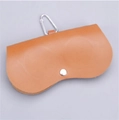 Étui à lunettes portable en cuir marron avec mousqueton argenté et bouton-pression - Lunettes Texturées Marron