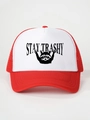 Detalle del estampado Stay Trashy en la gorra trucker de malla roja y blanca - Blanco Rojo