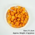 Karamellfarbene Popcorn-Anhänger aus Harz für DIY-Handwerk und Handyhüllen, 2x1,5cm - Eine Kugelförmige Popcorn-kugel – Karamellfarben