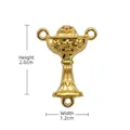 Détail d'un connecteur de chapelet en forme de calice doré avec emblème IHS gravé - 2.0cm / Doré