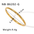 Detailansicht des goldenen Armreifs mit Spiraltextur und 6,3 cm Innendurchmesser - Golddiagonale Textur Stil (NB-B6202-G)