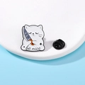 Lindo pin de gato blanco con un cuchillo y texto be nice sobre fondo azul claro - Gato con cuchillo 'be nice'