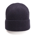 Detailaufnahme der dunkelvioletten Rippstrick-Beanie mit dicker Textur und Umschlag - Marineblau