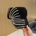 Schwarzes gestricktes Sonnenvisier für Damen mit Perlen und Strasssteinen in der Hand - Verstellbar / Schwarz