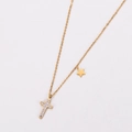 Detalle del collar de oro de 18k con colgantes de cruz de diamantes y estrella - Dorado