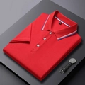 Gros plan détaillé du tissu en coton piqué rouge d'un polo à manches courtes plié taille 2XL - S / Rouge