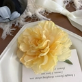 Grande pince à cheveux pivoine jaune en tissu pour la coiffure de vacances des femmes - Jaune