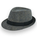 Détail d'un chapeau fedora en laine bleu gris avec tweed texturé et ruban noir chic - Taille Unique 58cm Circonférence / Quadrillage Fin Kaki Ligne Bleue