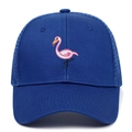 Detail der Flamingo-Stickerei auf der dunkelblauen 6-Panel-Mesh-Trucker-Baseballkappe - Verstellbar / Blau