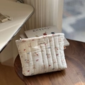 Détail d'une trousse à maquillage en coton matelassé avec motifs animaux mignons - Chat Rayé