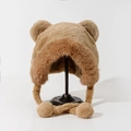 Detailaufnahme der braunen Plüschmütze mit Bärenohren und weicher Kunstfellstruktur - M (56-58cm) / Khaki
