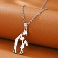 Macro di un ciondolo in argento con silhouette madre e figlio su pelle martellata arancione - Mamma + Figlia / Argento