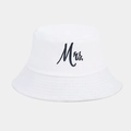 Dettaglio del ricamo Mrs. su un cappello a secchiello bianco in tela di cotone - Taglia unica / MRS Bianco