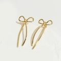 Elegante goldene Schleifen-Ohrringe mit langen Zirkonia- und Perlenanhängern - Lange Goldene Schleife