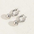 Orecchini a cerchio in argento lucido con pendenti a sfera irregolari e finitura a specchio - Sfera Argento