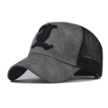 Dettaglio del tessuto vintage grigio e rete nera sul cappello con ricamo a L gotico - Griglia Grigio