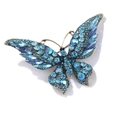 Dettaglio ravvicinato di una spilla a farfalla vintage con intarsi in cristallo blu e AB - Oro antico Blu lago